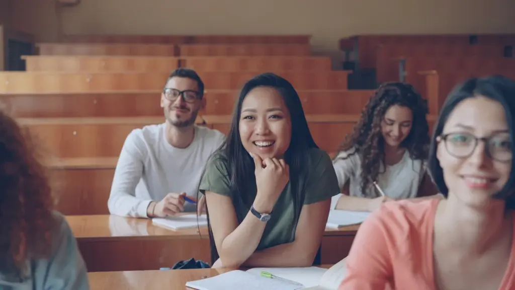 Étudiants souriants et attentifs dans une salle de cours universitaire à Angers.