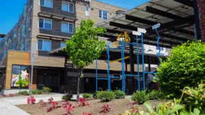 Un bâtiment communautaire moderne avec un vélo stylisé devant, symbole de réparation et partage.