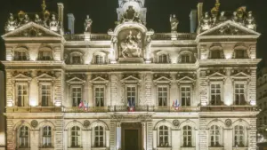 Vue nocturne de l'Hôtel de Ville de Lyon, symbole de l'administration municipale lyonnaise.