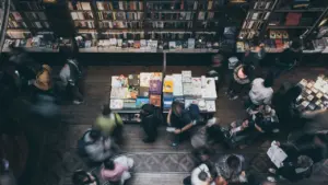 Vue aérienne d'une bibliothèque animée avec des lecteurs choisissant des livres en France.