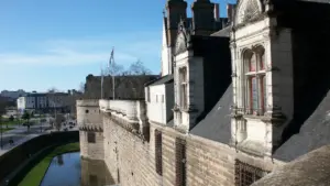 La Place Royale à Nantes avec sa fontaine monumentale et ses bâtiments classiques.