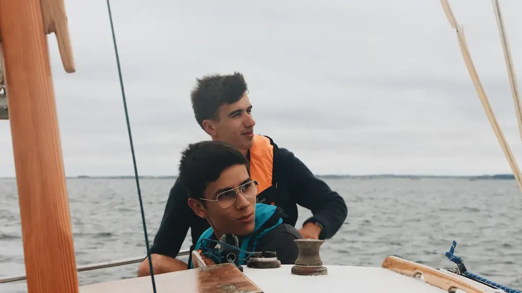 Deux jeunes en mer participant à une formation de la Marine nationale en France.