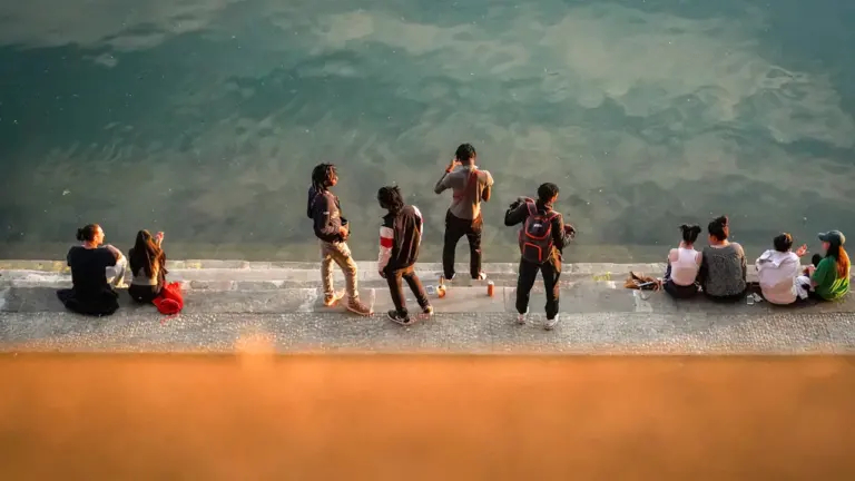 Un groupe de jeunes réunis au bord de l'eau dans une ville française.