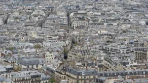 Vue aérienne étendue des toits et immeubles caractéristiques d'une ville française dense.
