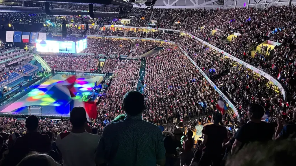 Une foule de spectateurs dans un stade français, vue depuis les tribunes.