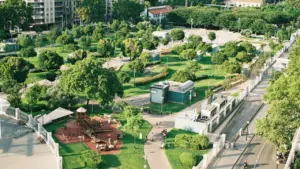Vue aérienne d'un parc urbain verdoyant avec des arbres et des sentiers pédestres.