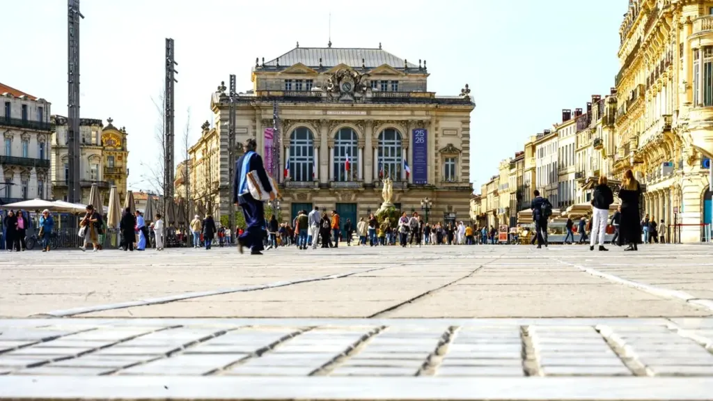 Vue au niveau du sol de la place de la Comédie devant l'Opéra de Montpellier.