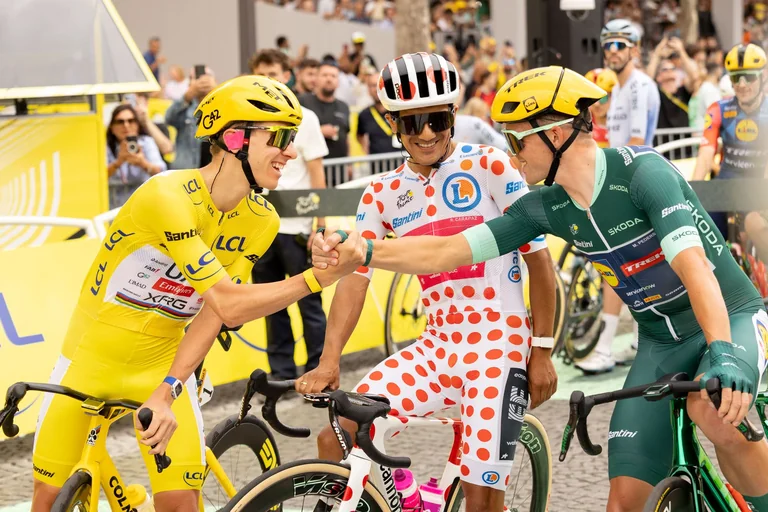 À Paris, Van der Poel renverse le final du Tour: ce qu'il faut retenir