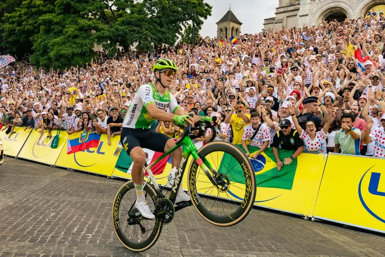 À Paris, Van der Poel renverse le final du Tour: ce qu'il faut retenir