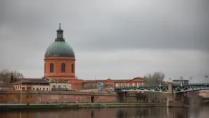 Vue panoramique de l'emblématique dôme de la Grave à Toulouse au bord de Garonne.