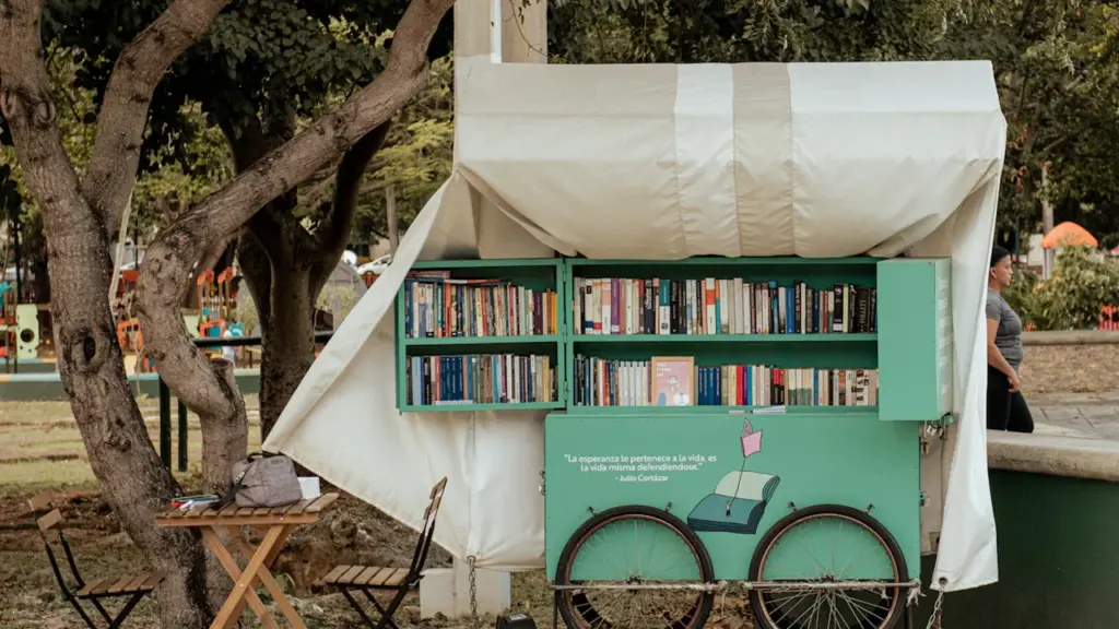 Une bibliothèque mobile installée dans un parc public pour la lecture en plein air.