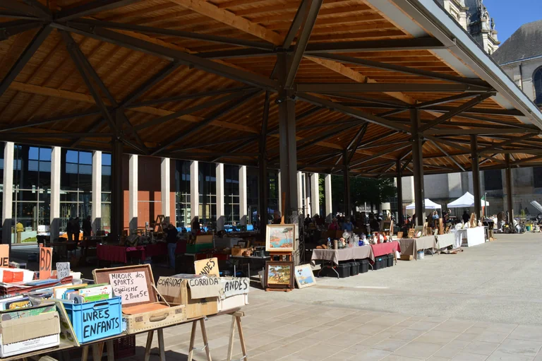 Brocante à Dax : rendez-vous aux Halles le 7 août