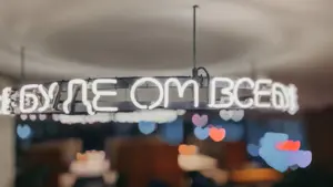 Décoration lumineuse dans un café accueillant pour une ambiance apaisante et chaleureuse.