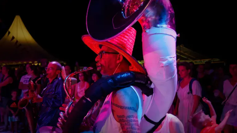Musicien jouant du soubassophone lors d'un événement festif en plein air à Fougères.