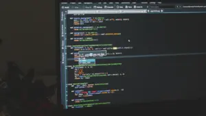 Un écran d'ordinateur affichant du code informatique sur un fond sombre et moderne.