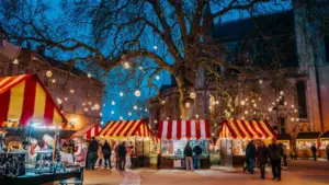 À Bayeux, le marché de Noël prépare ses futurs stands