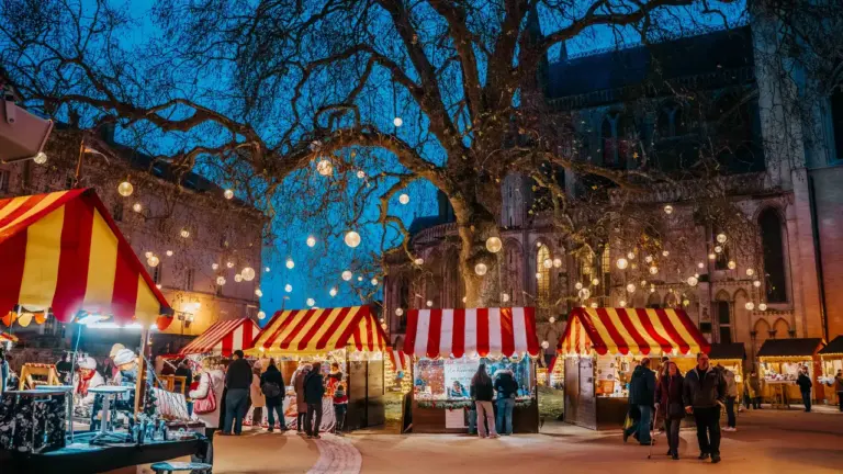 À Bayeux, le marché de Noël prépare ses futurs stands