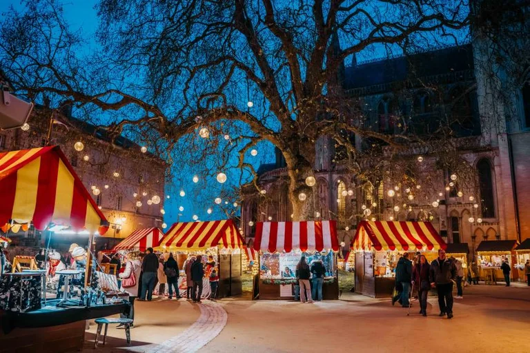 À Bayeux, le marché de Noël prépare ses futurs stands