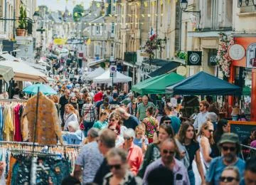 À Bayeux, le marché de Noël prépare ses futurs stands