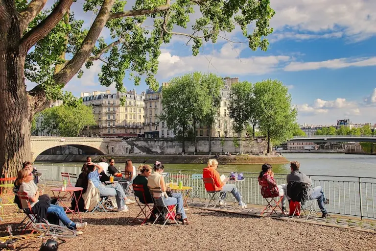 À Courbevoie, une pause au frais pendant la vigilance orange