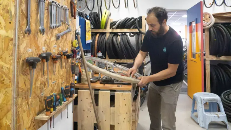 À Roubaix, Busabiclou apprend aux cyclistes à réparer eux-mêmes leur vélo