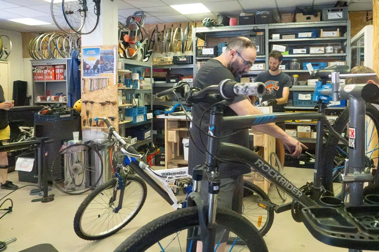 À Roubaix, Busabiclou apprend aux cyclistes à réparer eux-mêmes leur vélo