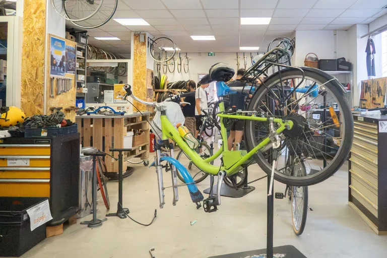 À Roubaix, Busabiclou apprend aux cyclistes à réparer eux-mêmes leur vélo