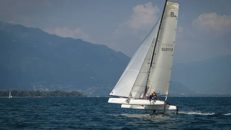 À Brest, Eric Péron baptise son trimaran avant la Route du Rhum