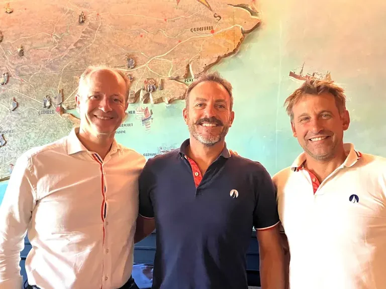 À Brest, Eric Péron baptise son trimaran avant la Route du Rhum