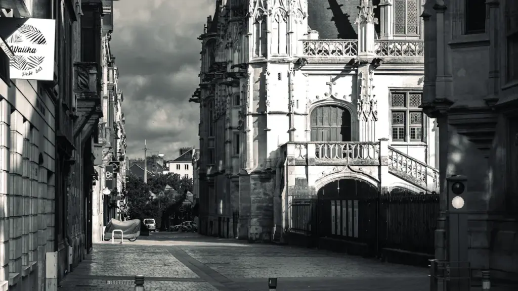 Vue architecturale d'une rue historique de Dinan, évoquant le patrimoine et la mémoire.
