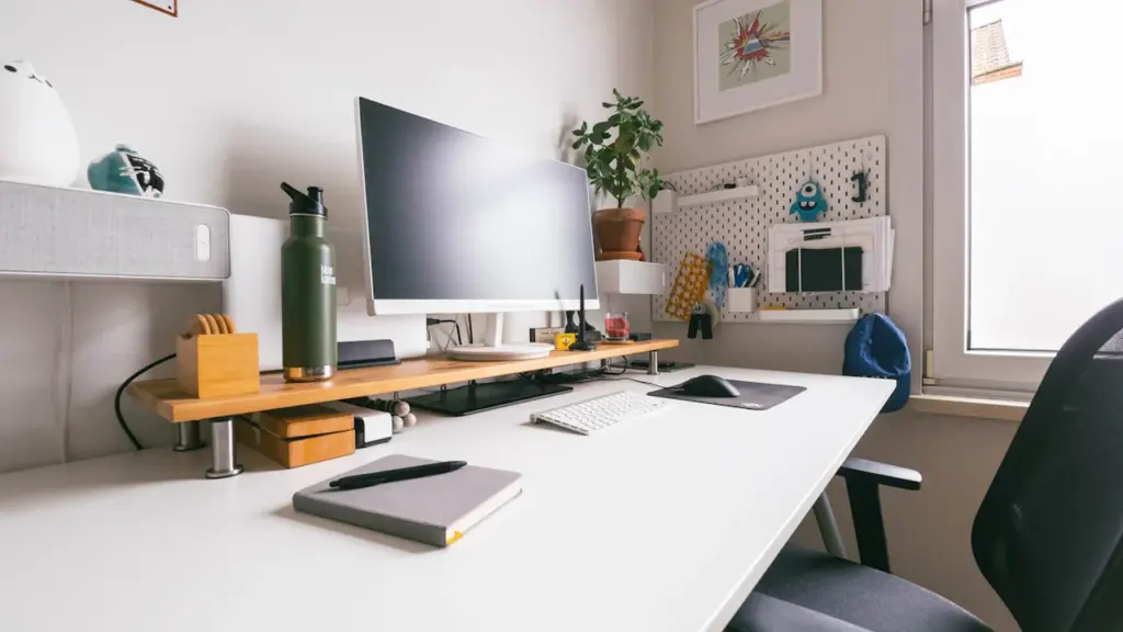 Un bureau organisé avec un écran d'ordinateur, idéal pour une offre d'emploi administrative.