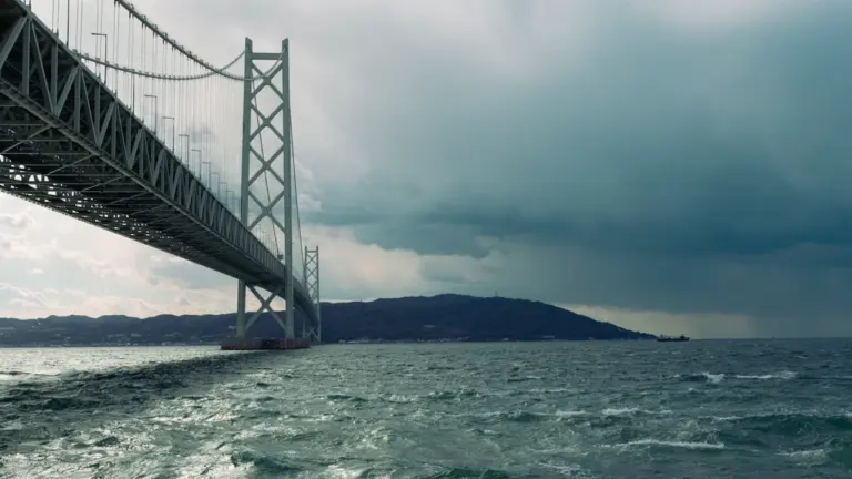 Tempête Austen à Brest : pont de l’Iroise fermé, rafales jusqu’à 140 km/h
